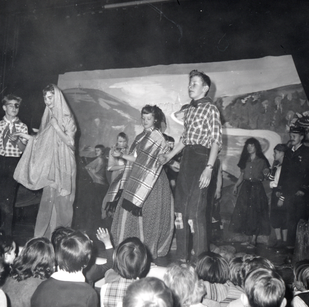 Skolbarnsteater  i  Hjälmsta skola. Behållningen av festen användes till sommarens skolresa. Längst till vänster Bosse Grönborg, i  mitten Maria Imhauser med Åke Rydal bredvid sig.