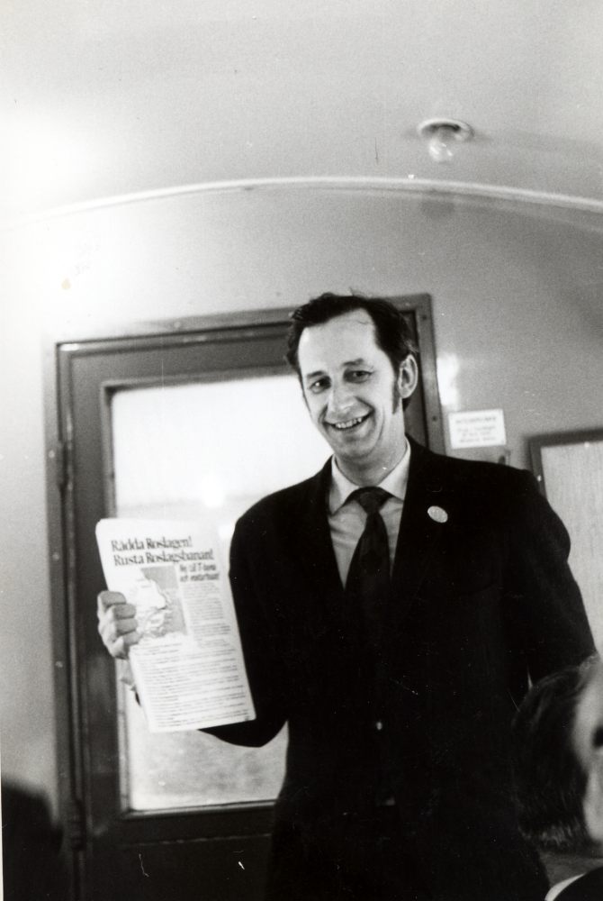 Gunnar Welander  i Föreningen Rädda Roslagsbanan under en utfärd med tåget.  Föreningen var mycket aktiv under 1970 och 80-talen när landstinget ville lägga ner Roslagsbanan, bygga Tunnelbana till Täby och och låta Vallentunaborna åka matarbuss dit.  Vid valet 1976 genomfördes en folkomröstning i Täby och Vallentuna om Roslagsbanans framtid.  Valet resulterade i ett starkt stöd för Roslagsbanans bevarande.  En slogan föreningen använde var bl a "Riv hellre upp ett dåligt beslut än en bra järnväg".  Föreningen bildades 26 augusti 1971 vid ett möte i Tibbleskolan, första ordförenade blev Lars Svensson, Danderyd.