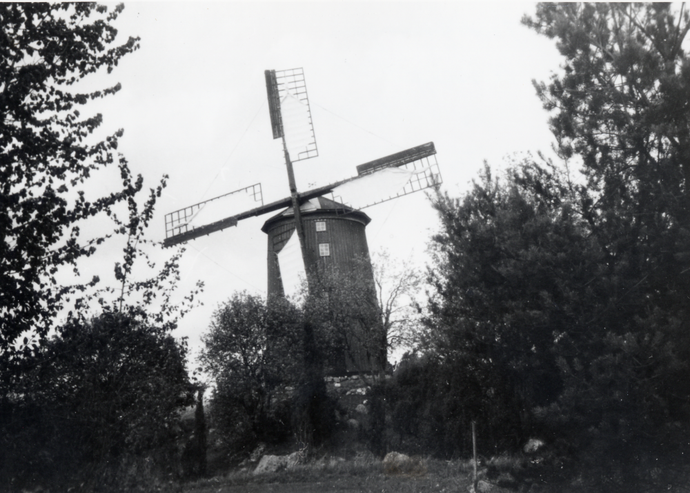 Väsby kvarn vid återinvigningen den 11 maj 1968 då kvarnen fick nya vingar efter ett stort engagement av Vallentuna hembygdsförening och då främst Bernhard Bengtsson