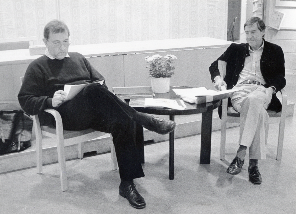 Under tiden 2-31 oktober 1985 pågick i Tärningen utställningar, program, sång, musik, dans, föreläsningar m m under titeln På Bellmans tid.  Arrangörer var föreningar i Vallentuna i samarbete med Vallentuna kulturnämnd. Idé m m Eva Rahmqvist.  Låg det ett skimmer över Gustavs dagar?  En kväll med Olle Häger och Hans Villius om den gustavianska tiden inför deras TV-serie.  TV-serien handlade om Gustav III i vår tid.  På bilden sitter Olle Häger t v och Hans Villius t h.  Ett program i Vallentunasalen