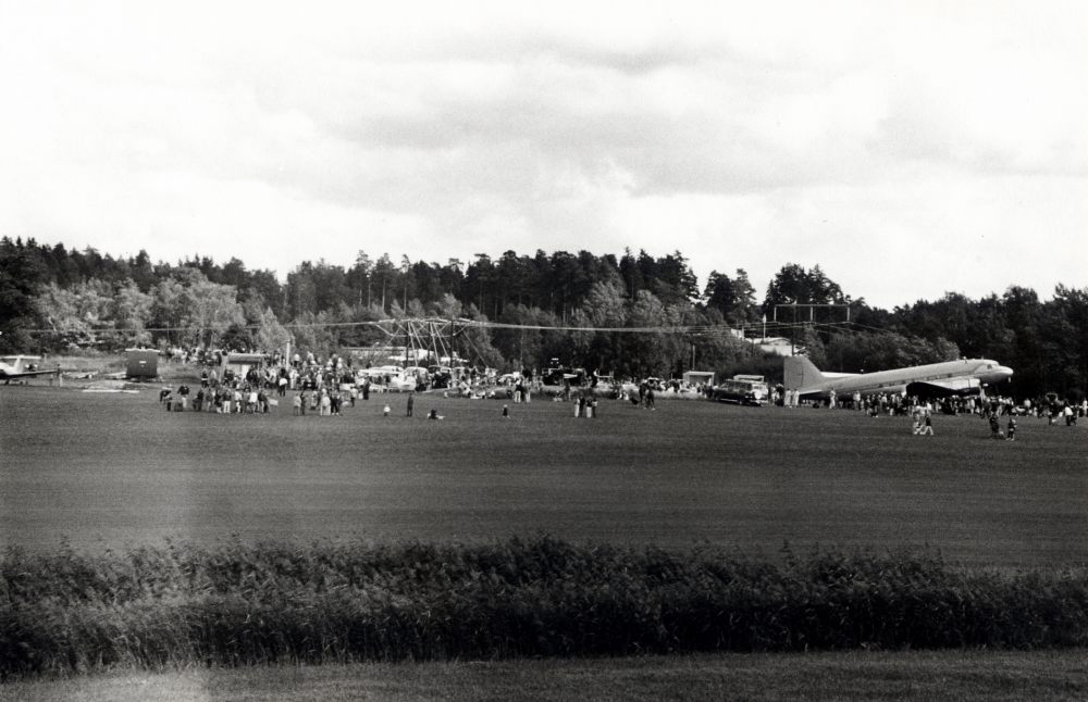 Lions flyg- och motordag på Vallentuna flygplats.  T h står en DC 3 som tillhör Åke Janzon.  Planet har tillhört hans företag i Afrika