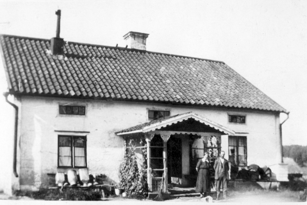 Utanför gårdens mangårdsbyggnad står Maria Walter och Carl Walter som bodde här 1921-1925.
Bilden kommer från Lunda hembygdsförening