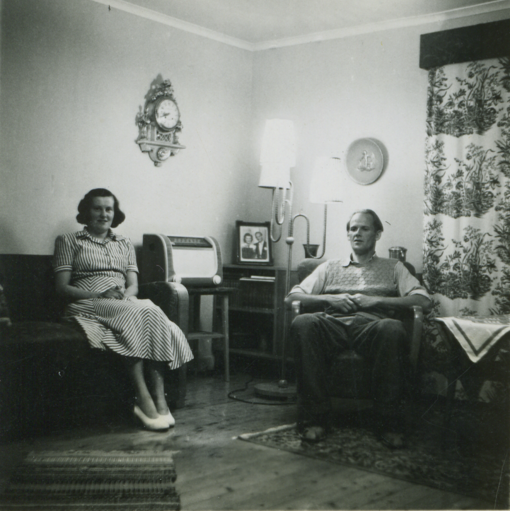 Maj-Lis och Bengt Malmsten i deras lägenhet vid Toftesta gård. Maj-Lis, född Johansson 1922-06-03, dotter till Sally och John Johansson, som ägde Vada affär.
