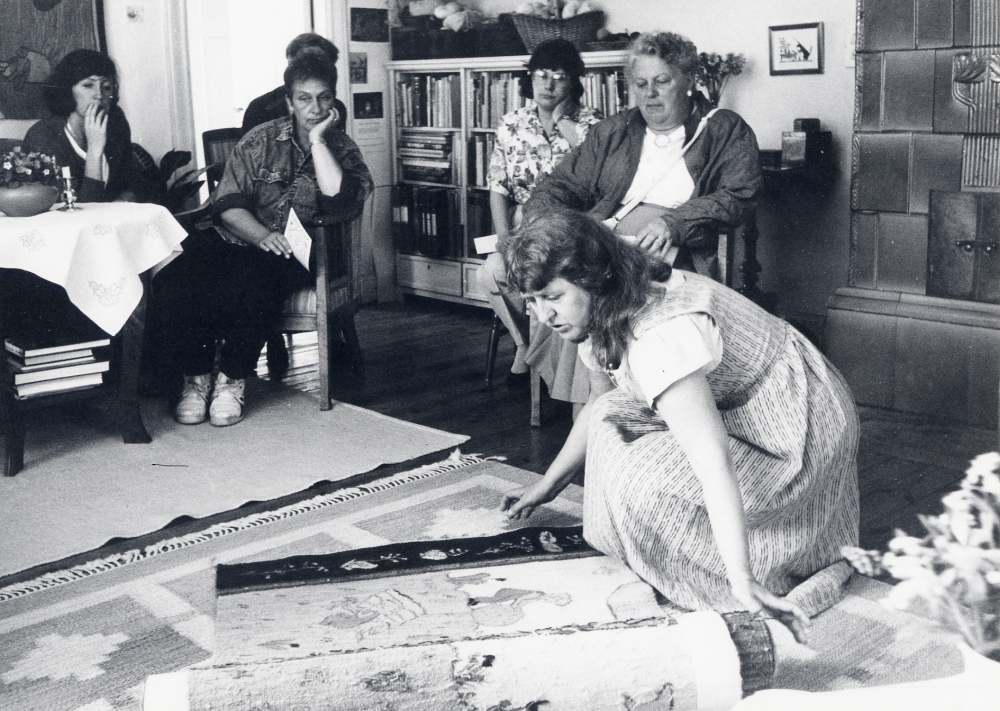 Under kulturombudens vårliga studieresa gör man ett besök hemma hos textilkonstnären Agneta Flock i Täby kyrkby.   I  Vallentunasalen Tärningen hänger "Hjärtat och anden skapar i tysthet", en vävnad av konstnären