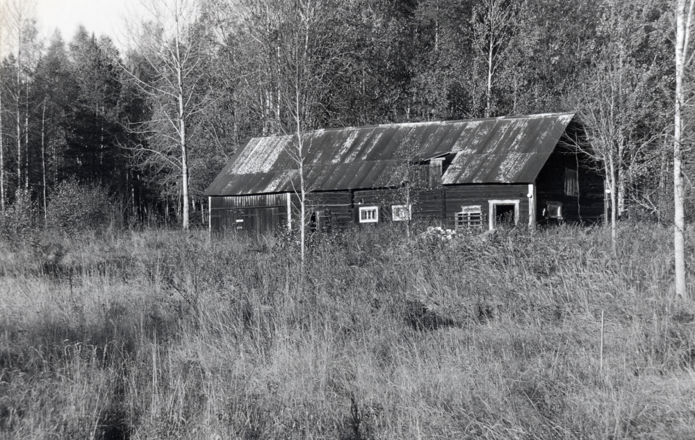 Gustavslunds ladugård  vid Lingsbergsvägen i Vallentuna, fastighetsbeteckning Ormsta 1:4.  Bostadshuset och ekonomibyggnaderna är rivna i oktober 2006 inför byggstart av nya småhus