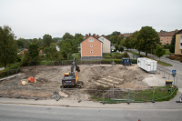 Den gamla läkarstationen / polishuset vid Gärdesvägen / Allévägen revs 2021. På platsen pågår anläggningsarbetet för ett nytt hus med studentbostäder. Fotodatum saknas men troligen september 2021.