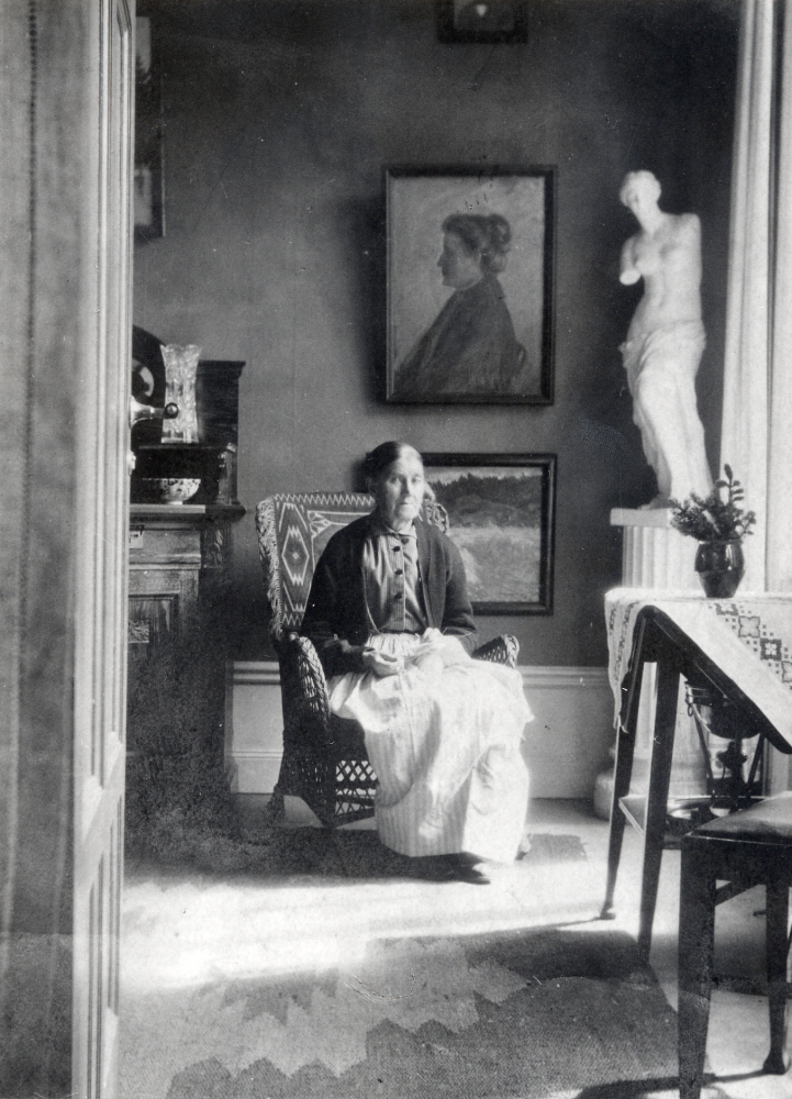 Lovisa Johannesdoter Carlsson var farmor till Hans Uhrenius, Solsta i Ormsta, Vallentuna. Hon levde 1847-1926. Foto förmodligen på Odengatan 89 där dottern Marie-Louise bodde med sin make Claës Schram