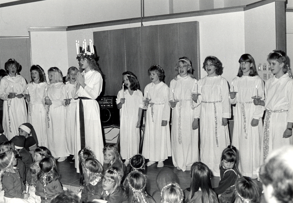Lucia med Elsa-Gun Gustaafsons musikgrupper Ministrålar och Solstrålar i Vallentunasalen