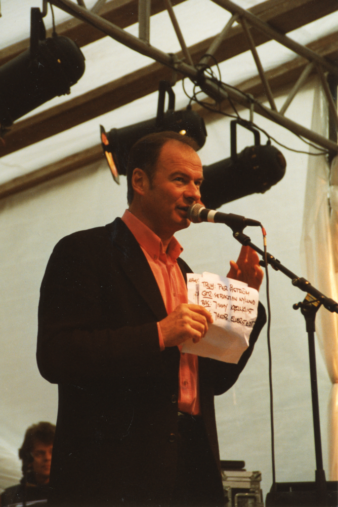 Firandet "800 år Vallentuna 1998" på Tuna torg. På scenen underhåller Lasse Holm. 

800-årsjubileet 1998 firades med anledning av Vallentunakalendariet från 1198, som kan vara den äldsta boken präntad i Sverige.