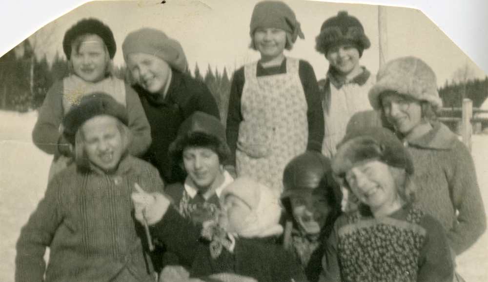 Elever i Harsbro skola vintern 1933. Med på bild finns också lille Ingemar Lindell i mitten längst fram.
Bakgrund: Vid sekelskiftet 1900 finns vid sidan av kyrkskolorna såväl småskolor som nya folkskolor ute i socknarna. När småskolan i Fastarby, Össeby-Garns socken, vräks av sin hyresvärd måste en ny skola byggas. Hakunge gård ställer mark till förfogande och Harsbro skola byggs i alla hast vid södra änden av Stora Harsjön. Trakten runt skolan är enslig och skolvägen genom skogen är svårframkomlig. Till höstterminen 1905 välkomnas skolans första folkskollärarinna, Eva Cederlund. Vid ett sammanträde den 19 juli 1938 beslutar kommunalnämnden i Össeby kommun ”att för ett år verkställa indragning av Harsbro skola”.
Dåvarande folkskollärarinna Ingrid Lindell förflyttas till kyrkskolan och skolskjuts anordnas för skolans elever. Lärarbostaden hyrs ut för en årskostnad av 250 kr.
Från 1967 används Harsbro skola som klubblokal för Össeby Orienteringsklubb. De bygger en ny stor yttertrappa samt lägger om tegeltaken samma helg som trafikomläggningen den 3 september 1967. Den 3 maj 1977 beslutar Kommunstyrelsen att Harsbro skola ska säljas och ger fastighetskontoret i uppdrag att påbörja försäljningen. I dag (2019) är fastigheten privatbostad.