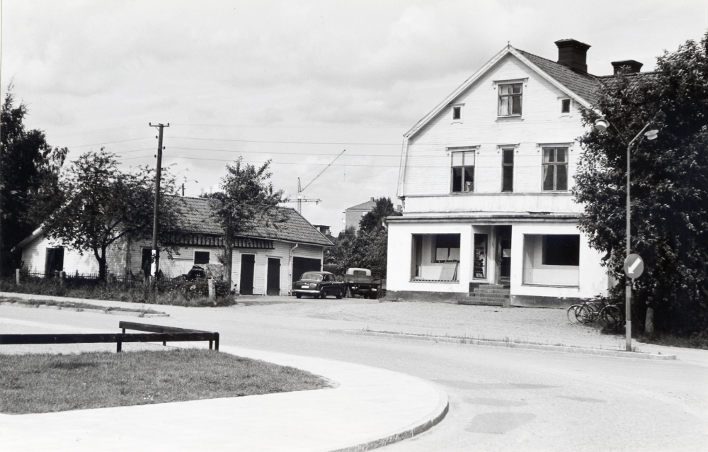 Affären byggdes 1907 av  Conrad Österberg  och kallades då  Vallby  Den låg i korsningen  Allévägen  och  Banvägen  mittemot  Vallentuna järnvägsstation.   Georg Tibell  köpte affären 1938 av  Erik L Andersson.  Tidigare ägare var  Valfrid Jonsson.  Tibell drev handeln fram till början av 1960-talet. Huset hade då stora sprickor och revs 1962.  Marken köptes av  Konsum.  1965 invigdes en ny konsumbyggnad med butik i bottenvåningen och  folkbibliotek  och  försäkringskassa  i övervåningen.                                            Se Lanthandlare i vallentunasocknarna vid Roslagsbanan. Se Ljudband 50. Georg Tibell intervjuas av Yngve Sjögren