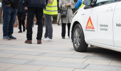 Grannsamverkansbilen kör på en bostadsgaata