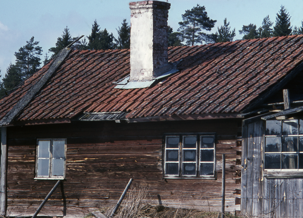 Södertorp. Fönster. Fotografiet ingår i bildserien Några torp i Vallentuna 1970 som köptes av Vallentuna kommun. Dokumentationen gjordes mot bakgrund av den snabba förvandling av kulturlandskapet som skett och ännu sker. Många torp anlades under den svenska landsbygdens folkökning under slutet av 1700-talet och decennierna framöver. Dessa torp och små gårdar försvinner alltmer då de inte längre är lönsamma. Kulturmiljö.