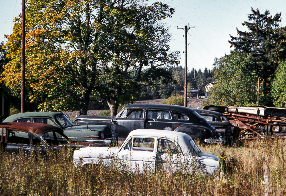 Skrotbilar vid Åby gård.
Bildserie: Vallentuna på 1960-talet.