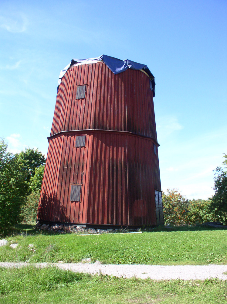 Med början i augusti 2005 renoveras bland annat hättan på Väsby kvarn.