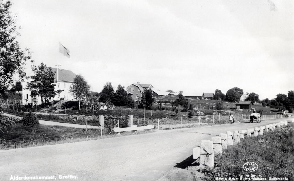 Ålderdomshemmet i Brottby.  I förgrunden går vägen mot Norrtälje med stenstolpar vid dikeskanten.  En häst med vagn är på väg norrut