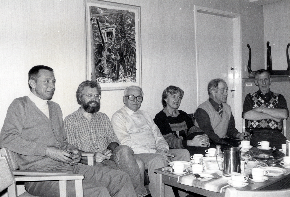 Studiecirkeln Bonden Ejnar Carlsson och hans bilder har kaffepaus i arbetet med fotografierna i Frösundagården. Runt kaffebordet sitter fr v Gunnar Hillbo, Bertil Hellsten, Sigvard Jansson, Agneta Heine-Ivgren, Sven Billersjö, Stig Öhman. Cirkeln är ett samarbete mellan Studieförbundet Vuxenskolan och Frösunda hembygdsförening.  Kursledare är Gun Hillbo