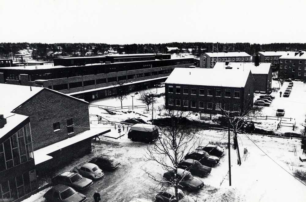 Utsikt  över  Tuna torg  från det hus som fick heta  Tärningen  I förgrunden  Konsumhuset  med parkerade bilar väster om huset samt  Tunahuset  I bildens mitt  kommunalhuset  samt bostäder längs  Centralvägen  och  Skördevägen