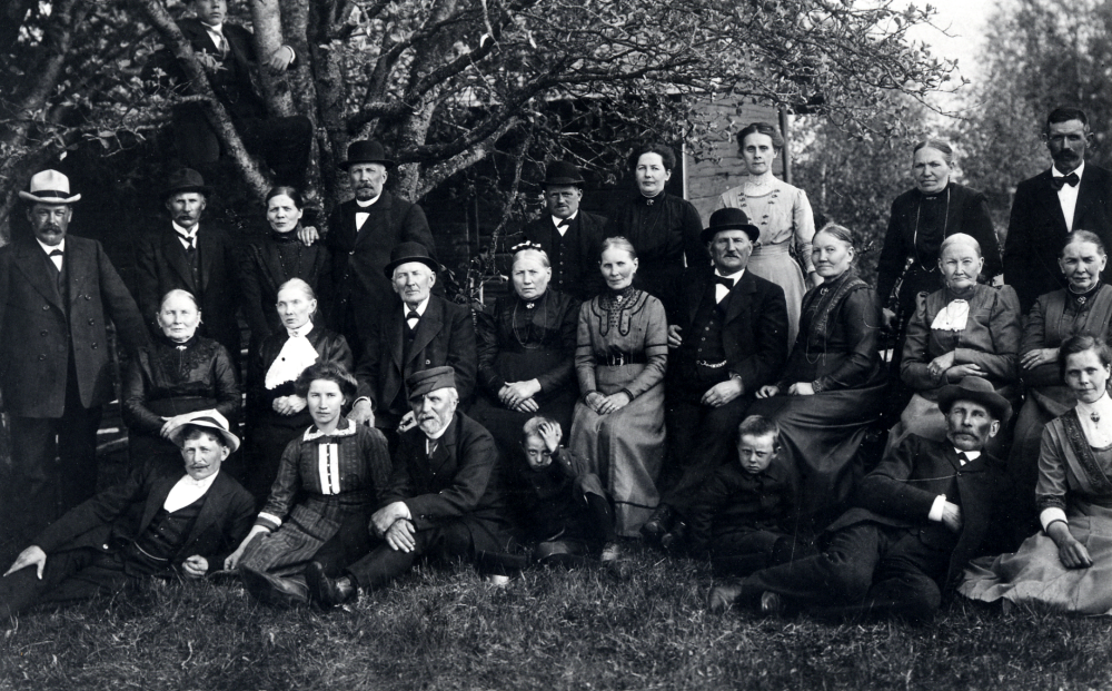 Släkt och vänner samlade vid Kragsta gård. Övre raden stående fr v Anton Sundin Kragsta, Fritiof Vallin Åshusby, Josefin Vallin Vik Upplands Väsby, Gottfrid Vallin Vik, Gustav Andersson Skesta, Hilda Andersson gift med Gustaf, Alma Sundin Kragsta gift med Anton, Karolina Eneroth Uthamra och Verner Eneroth Uthamra. Mittenraden sittande fr v Klara Andersson Vallin Vallensjö, Hedvig Bergvall f Vallin, Magnus Vallin f 1837 Vallensjö,  Augusta Vallin gift med Magnus, Anna Gustafsson f Vallin Sursta, Karl Johansson Harg, Juliana Jullan Johansson, Emma Johansson f Vallin och Albertina Sundin född Vallin 1843 (Georg Sundins farmor). Nedersta raden sittande i gräset fr v David Sundin f 1887 Kragsta (Georgs pappa), Signe Andersson Måby, Frans Gustafsson Sursta, Ejnar Sundin son till Anton, Gustav Sundin son till Anton, Axel Vallin Vallensjö, Victoria Vallin Vallensjö och mannen i trädet i bakgrunden är Sven Vallin Vik Upplands Väsby