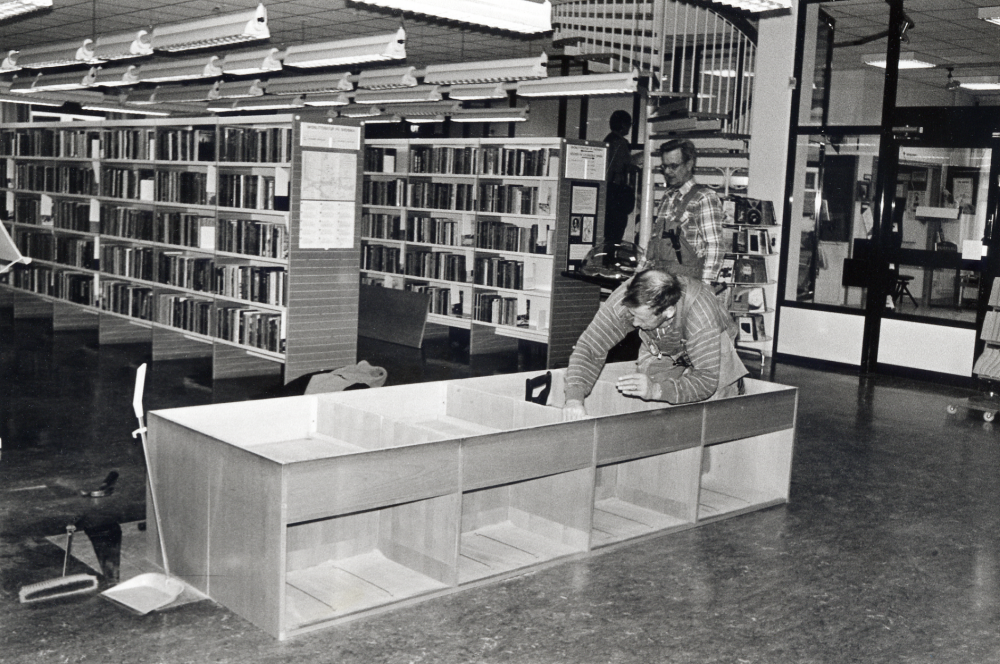 Vallentuna bibliotek datoriseras 1993 – katalogskåpet behövs inte mer.  Olle Wredh och Bertil Lundvall arbetar med nedmonteringen