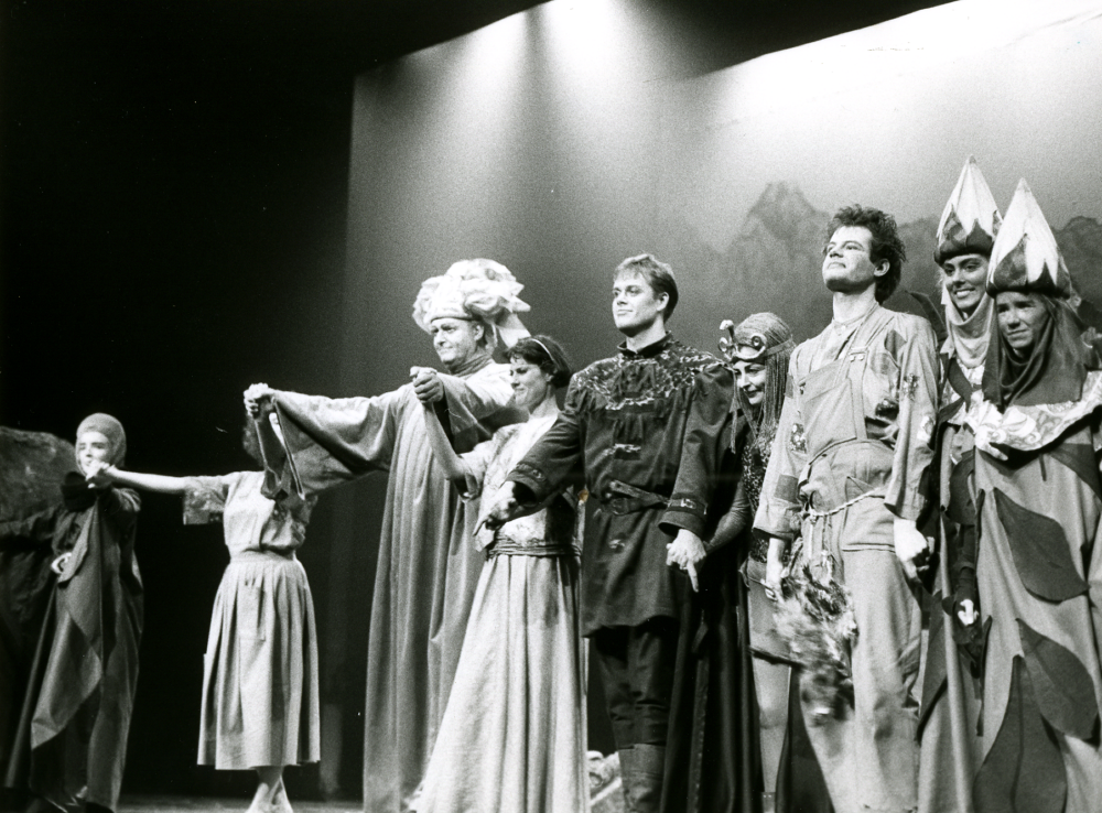 Operan Trollflöjten av W A Mozart sätts upp av Roslagens Musikdramatiska Ensemble (Roslagsoperan) på Vallentuna teater bl a 31 december samt 1 januari 1990. Regi Mikael Hylin, dirigent Bo Ericsson, scenografi Eva Rahmqvist, kostym Marie-Louise Jansson.  I denna föreställning spelas Sarastro i bildens mitt av gästande bassångaren Bengt Rundgren,  Pamina  Christina Falk, Tamino Anders Lundström, Nattens Drottning Ingegerd Andrén, Papageno Peter Gustén, två av de tre damerna Hedvig Rahmqvist  samt  okänd.  Längst t v Monostatos slav? samt ev Papagena Maria Selin-Westin