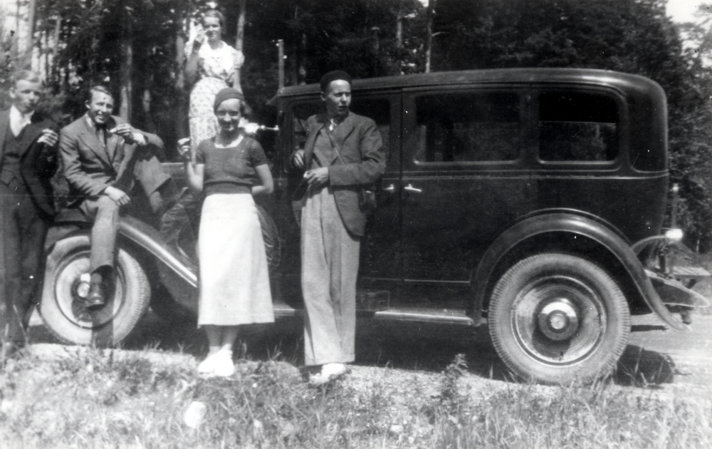 Bilutflykt med en personbil av märket Jordan.  Bilen tillhörde Edvard Liljefelt, som var taxiägare i Vallentuna.  Fr v Inge Bergström, Egon Westerlund, Britta Larsson (banvaktsdotter från Bällsta), Siri Lindgren och Ragnar Pettersson