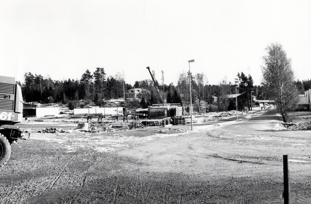 Ett nytt bostadsområde skall byggas i Kullaberg öster om Solgårdsgärde.  Området bebyggs med radhus och fristående villor. Kedjehusen längs Kullabergsvägen är färdiga medan markarbeten pågår nedanför fastigheten Kullaberg, vars ägare, familjen Hallerfeldt, sålt marken till bostäder