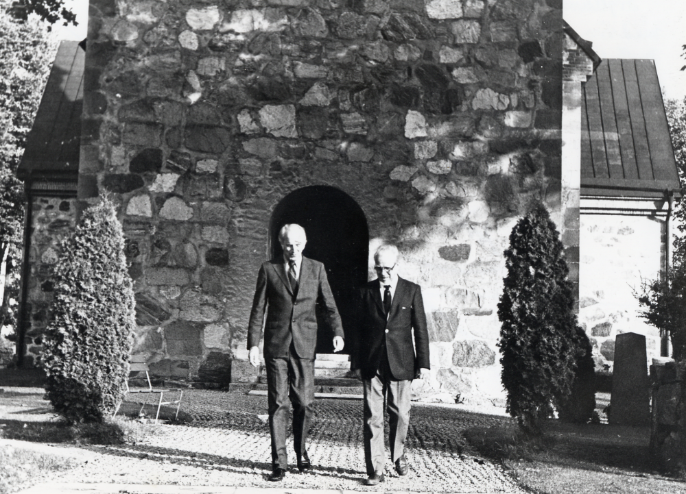 Kyrkoherde Sigurd Henriksson t h med sin efterträdare Per Juliusson framför Vallentuna kyrka  Per Juliusson tillträdde sin nya tjänst 1 oktober 1974.  P g a av svår sjukdom blev Per Juliussons tid som kyrkoherde inte lång.  Han avled 1978