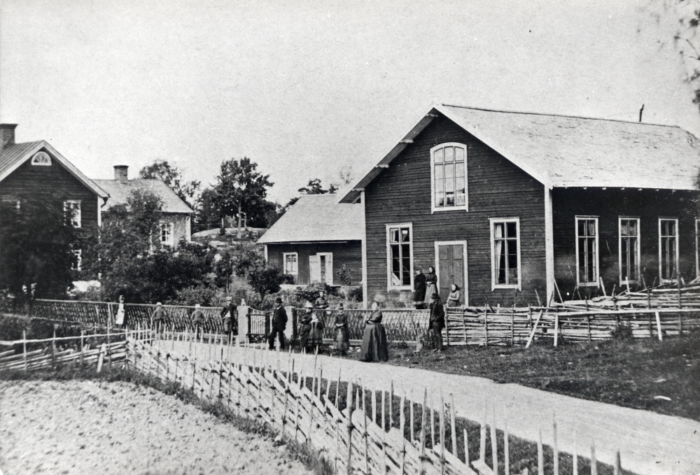 Björkholmens baptistkapell. T h det nya kapellet som var färdigbyggt 1885. Längst t v ligger det gamla kapellet, färdigbyggt 1863. Det huset har också använts för baptisterna egen skola, som förbjöds 1890, men då hade pågått sedan 1861. Baptistförsmlingen i Kårsta startades av några medlemmar ur 'Den evangeliska alliansen' i sin tur grundad av P A Åkerlund