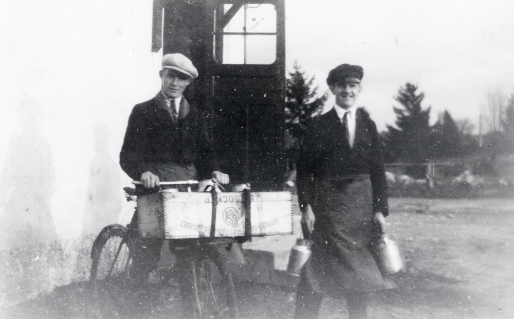 Hemmansägare Albin Nordström från Mörby gård byggde affären 1924, nuvarande adress Mörbyvägen 31. Hans barn Axie Nordström, Anna Nordström och Jonas Nordström hyrde huset och startade Nordströms mjölk- speceri- och diversehandel. 1953 köpte syskonen affären och byggde om från manuell betjäning till snabbköp. Under 1960-talet upphörde affärsverksamheten. 1971 hyrdes lokalen ut till TV- och radioaffär under ledning av K V Pettersson 1976 köpte Kent Leimer rörelsen och drev Tuna-El. 1 maj 1975 köptes huset av Britt-Mari Wickström som tidvis haft prylbod i lokalen. Våren 1989 har ett gatukök öppnat i bottenvåningen. På bilden står fr v springpojken Bertil Tillborg med en cykel och t h står Jonas Nordström med två mjölkflaskor i händerna.      Se Lanthandlare i vallentunasocknarna vid Roslagsbanan