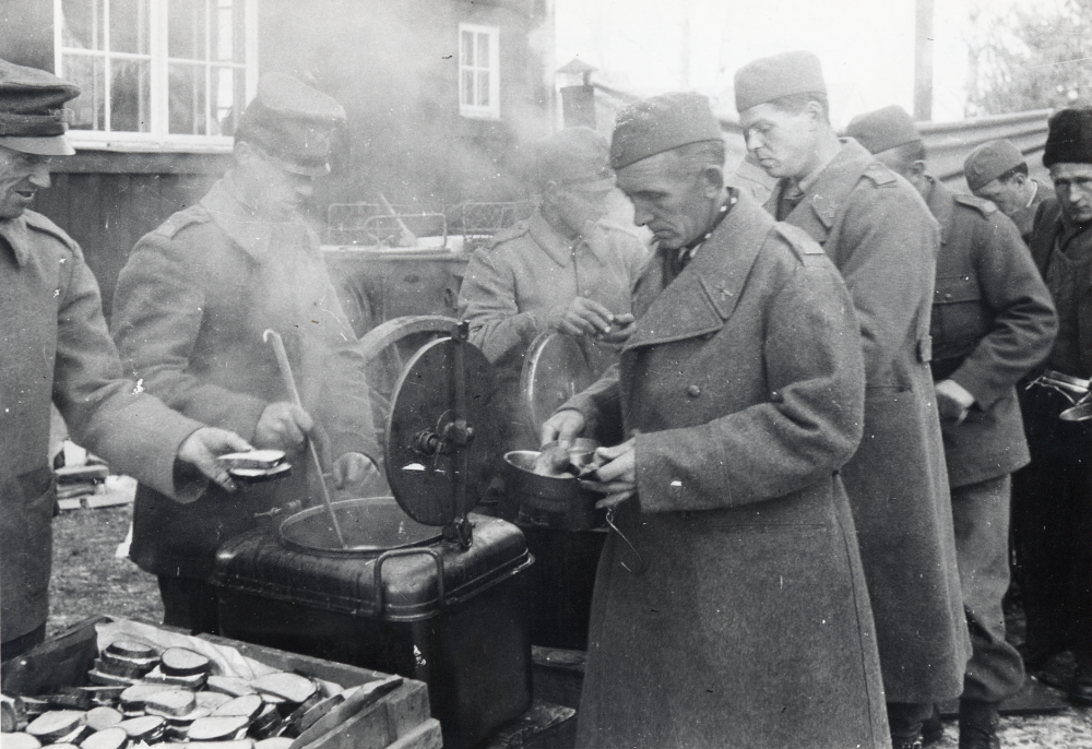 Rimbo skolkompani  utrustas vid landstormsförrådet nr 46d vid  mobiliseringen  1939. Här utspisas mannarna bakom  Hjälmsta skola