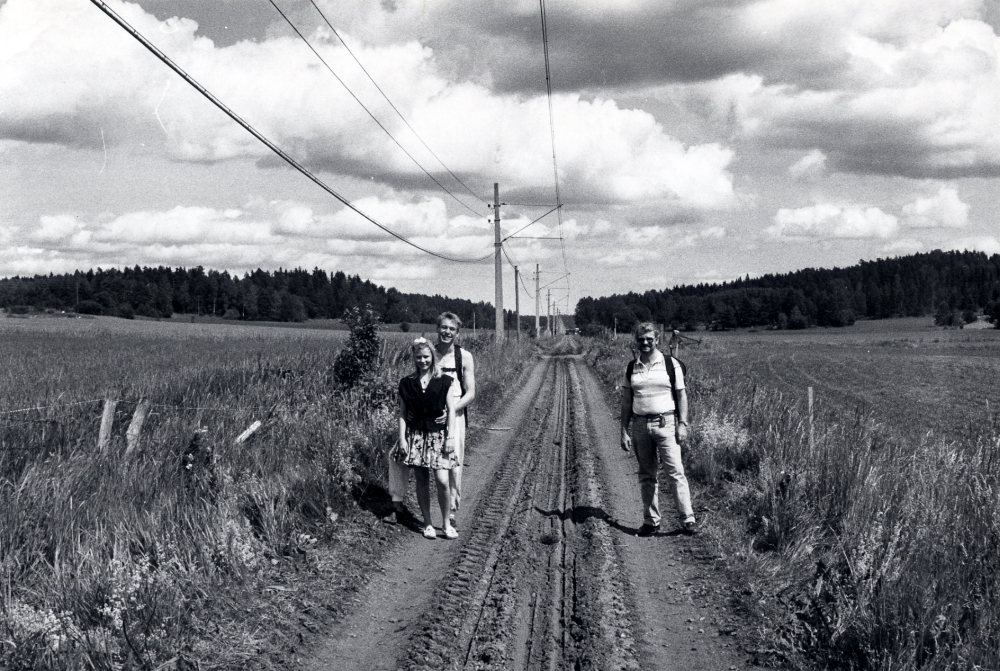 Roslagsbanan rustas upp och spåren byts på en sträcka mellan Frösunda och Ekskogen.  På den upprivna banvallen promenerar fr v Elina Rantonen, Magnus Hillbo och lokföraren Reino Larsson