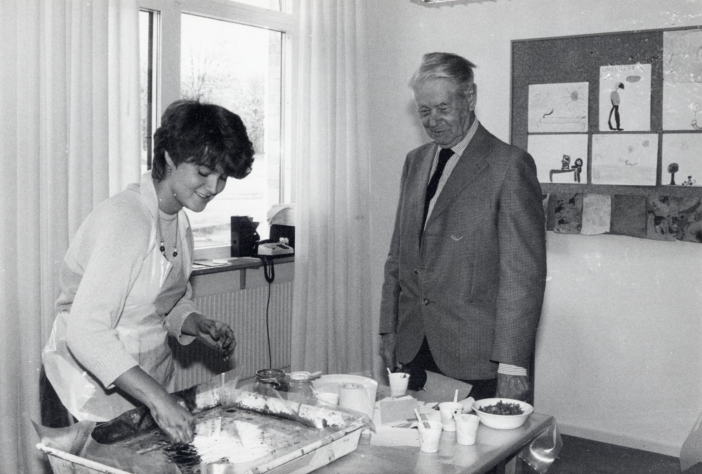 Svenska boktryckerikonsten firar 500-års jubileum 1983.  Boken fyller år uppmärksammades i Vallentuna bibliotek med program och utställningar i biblioteket och i Vallentunatunasalen.  Här visar Charlotta Hiller för Josef Andersson hur man marmorerar papper med hjälp av lacknafta och färg på en vattenyta