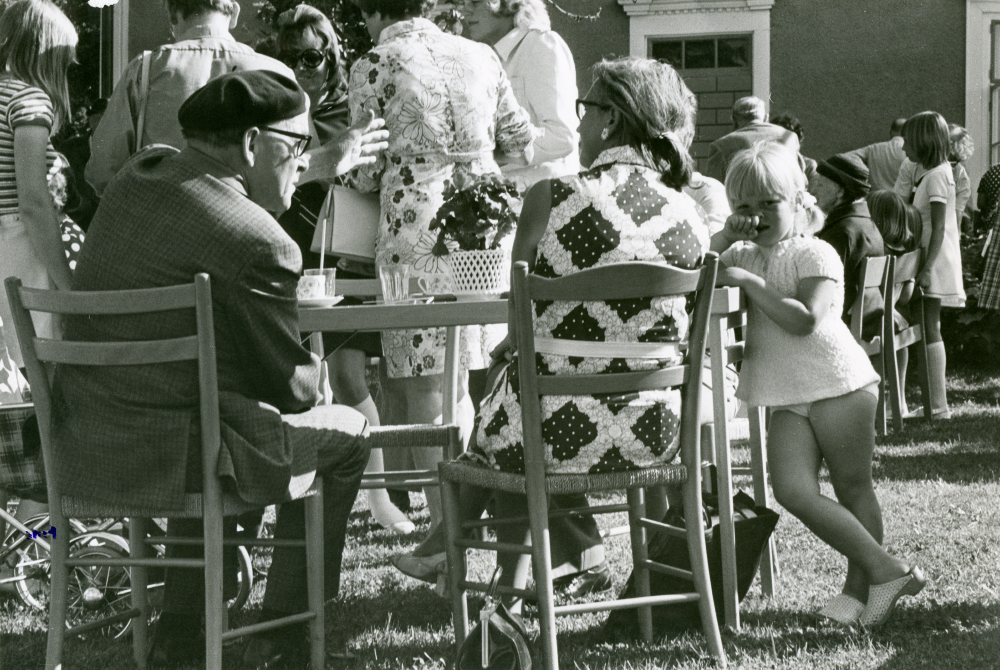 Syföreningens sommarfest och auktion i Klockargården. Till vänster sitter folkskollärare Bernhard Bengtsson.
•Fotografiet ingår i bildserien ”Vardagsliv i Vallentuna kommun” av Rachael Gough-Azmier & Gunilla Blomé, Haga Studios HB.
