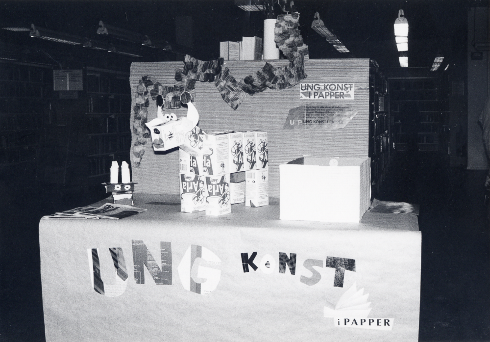 Ung konst i papper.  Tävling för elever i mellanstadiet där ett konstverks skall tillverkas av papper eller kartong.  Arbetet inleds höstterminen 1990, vinnarna koras våren 1991.  Första pris är en klassresa till London.   Vinnare blev en mellanstadieklass i Karbyskolan med en kossa tillverkad av mjölkkartongen.  Priset delades ut av konstföreningens ordförande Jane Schultzberg.