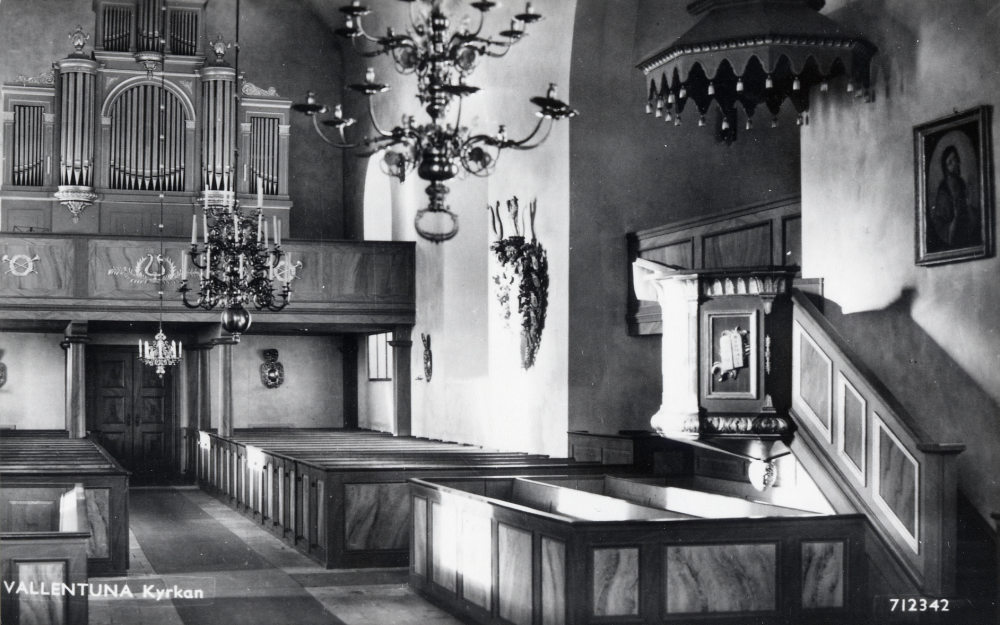 Interiör från Vallentuna kyrka. Fotograferat från altaret mot oreglläktaren