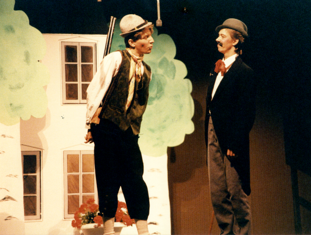 1986 uppför Össebyamatörerna för första gången en färdig pjäs "Herr Dardanells upptåg på landet" av August Blanche (1811-1868). På scenen, Magnus Andersson och Inger Uddén. Lokal: Karbyskolans scen