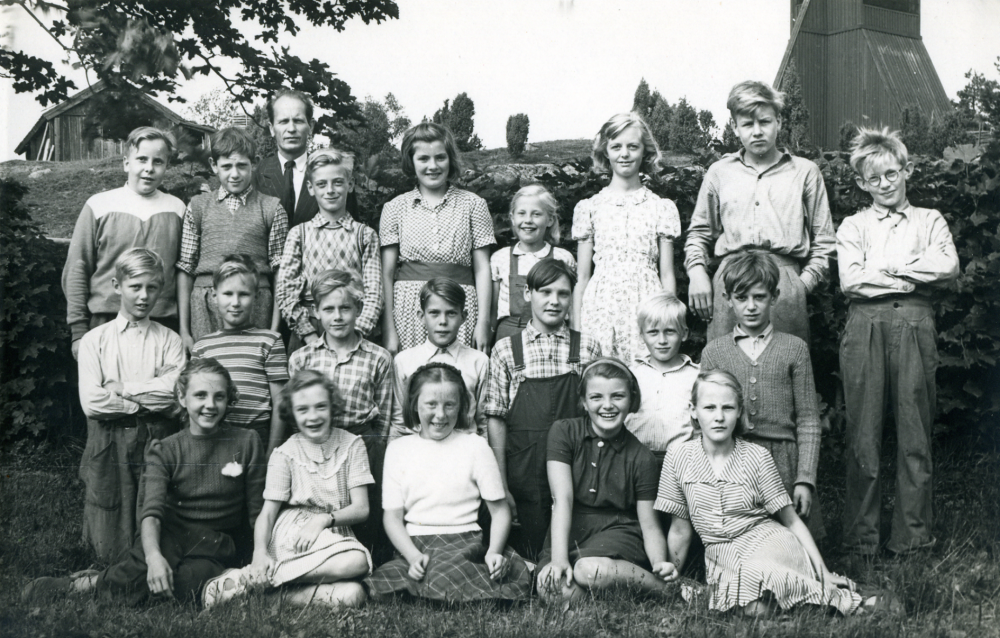 Längst bak står läraren Halvar Hedler.
Översta raden från vänster: Bernt Wiman, Börje Eljebrandt, Sören Eriksson, Inez Jansson, Inga-Britta Sjöblom, Elsie Westerlund, Karl-Erik Berglund, Lars Jansson. 
Mellersta raden: Lars Westerlund, Timo Ekholm, Harry Jansson, Per-Erik Asplund, Jan-Olov Jansson?, Ulf Ritzen, Börje Eljebrandt.
Längst fram: Barbro Bergström, Ebon Karlsson-Edlind, Monica Åhman, Svea Andersson, Elna Karlsson.