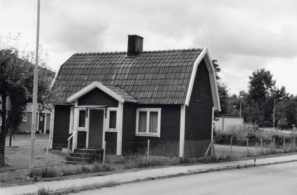 Liten stuga har blivit kvar på en tomt på  Bergvägen.  Enligt ägaren är torpet byggt omkring sekelskiftet eller tidigare