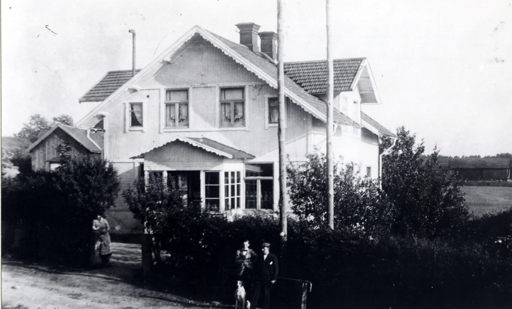 Karlborgs handelsbod  låg mittemot Angarns kyrka. Längst t h står  Edvard Johansson, som drev handeln tillsammans med sin hustru  Signe Johansson  från 1918. När Edvard dog 1938 drev Signe affären ensam fram till 1948.