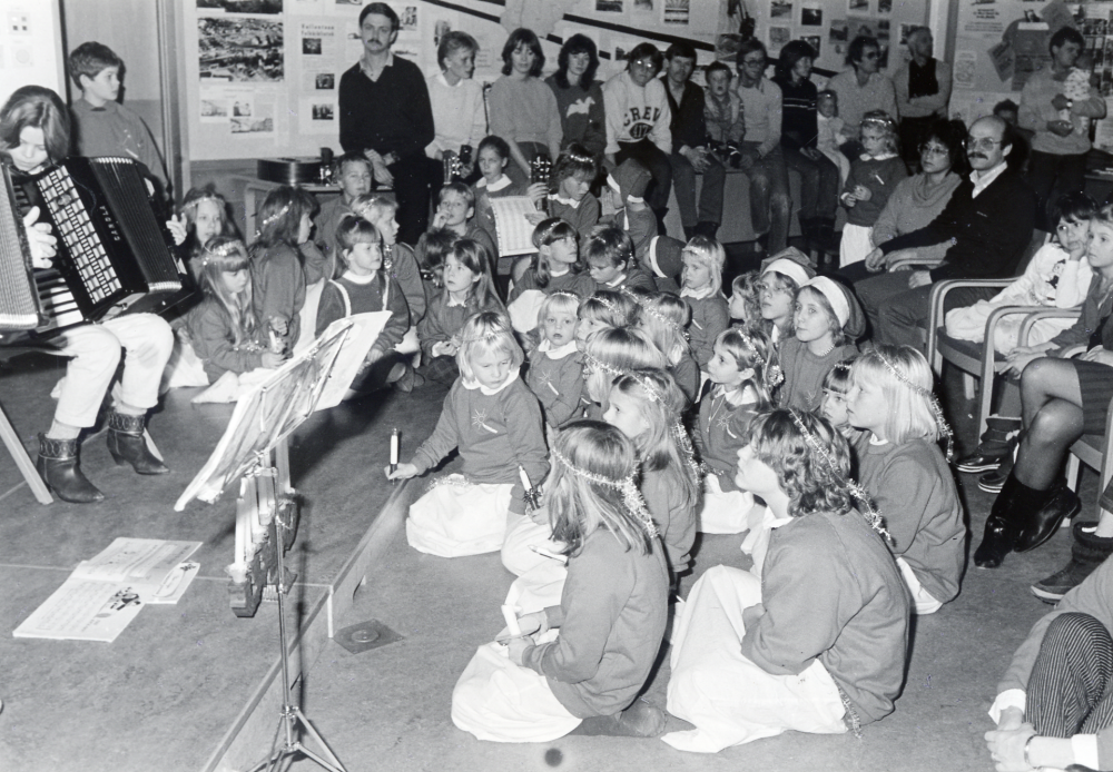 Lucia med Elsa-Guns musikskola och ministrålarna och dragspelare i Vallentunasalen