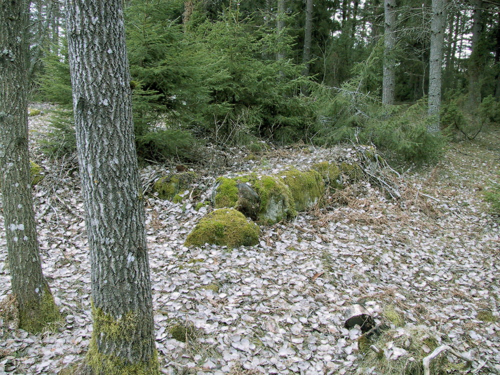 Torpet Stora Stenhagen i Frösunda, (Torsholma 3:15), ligger i dag alldeles intill vägen. På en karta från 1852 ligger torpet ungefär 50 meter in från nuvarande plats. Där finns en tydlig husgrund kvar.