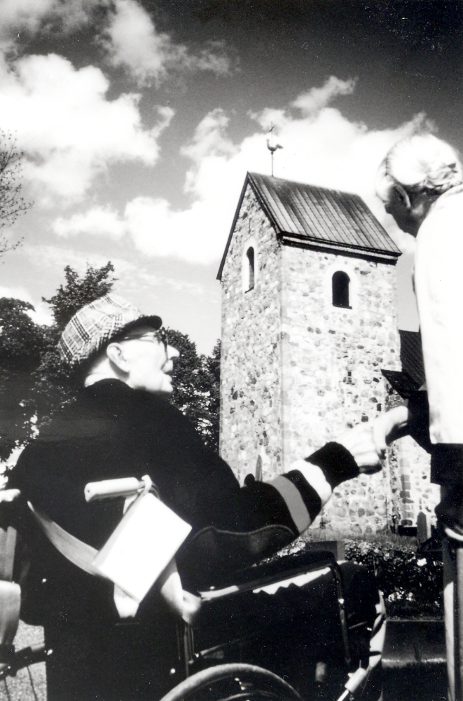 Plåtslagarmästare Bertil Bobert återser kyrktuppen på Vallentuna kyrka. Tuppen tillverkades av kopparplåt vid Bröderna Bobert plåtslageri i Djursholms Ekeby 1937 och sattes på plats i samband med kyrkan renovering. 1998 blev kyrktuppen på tornet i Vallentuna kyrka utnämnd till Årets kyrktupp
