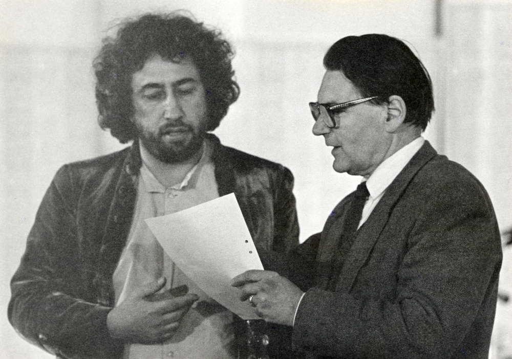 På Bellmans tid.  Program och utställningar med musik, sång, dans, utställningar och program i Tärningen, arrangerade av föreningar i Vallentuna i samarbete med Kulturnämnden, pågick i oktober 1985. Idé och utformning: Eva Rahmqvist. Här framträder Peter Pelz, trubaduren  från Sjöberg i Össeby-Garn, som Bellman tillsammans med Paul Britten Austin i Bellman på svenska och engelska.  Ett program där Paul Britten Austin försöker övertyga Bellman att skriva på engelska.  Föreställning i Vallentunasalen