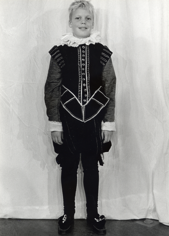 En vanlig dag år 1630 – ett program för förskolebarn i samband med utställningen Barn på 1600-talet i Vallentunasalen.  Manuset är skrivet av Anne Banér och kläderna sydda av Eva Rahmqvist.  Scenbild och figurer är uppbyggda efter tre 1600-talsmålningar (P Lelloch Kökspigan, Francken Rubens salong och Rembrandt Tiggare). Målningarna visades i tre projektorer och fick sedan liv  genom spelet. Här är Svante Banér, spelad av Albin Holmberg.