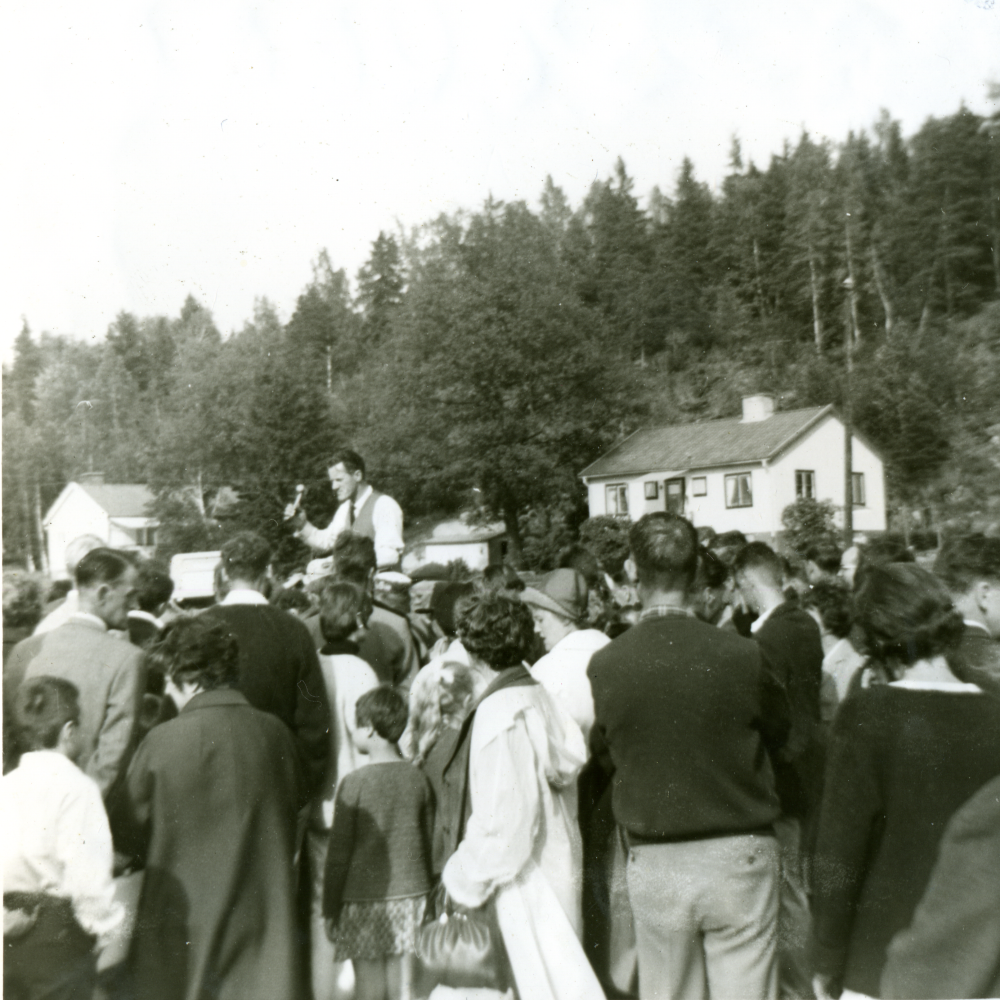 Bilden visar en autkion på Kårevallen någo gång under 1960-talet.