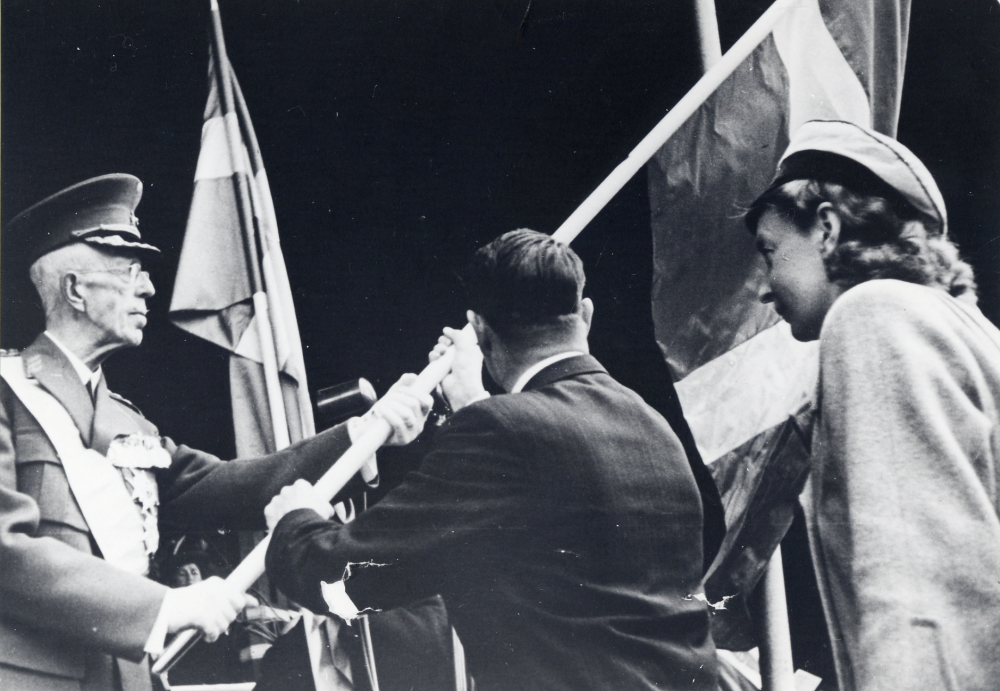 På Svenska flaggans dag får Östra Upplands körförbund en svensk flagga av kung Gustav V på Stockholms stadion.  Mottagare är körförbundets representant Josef Andersson samt en körmedlem från Östhammar.