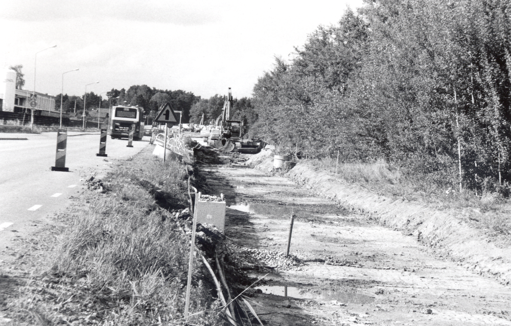 Roslagsbanans linje mot Lindholmen rustas upp från maj till november 2006.  Avstängningen varade betydligt längre än aviserat med stora problem för järnvägens passagerare.   Här är spåren borttagna norr om Vallentuna mot Ormsta.  På Banvägen t v kör ersättningsbussen 627 mot Kårsta