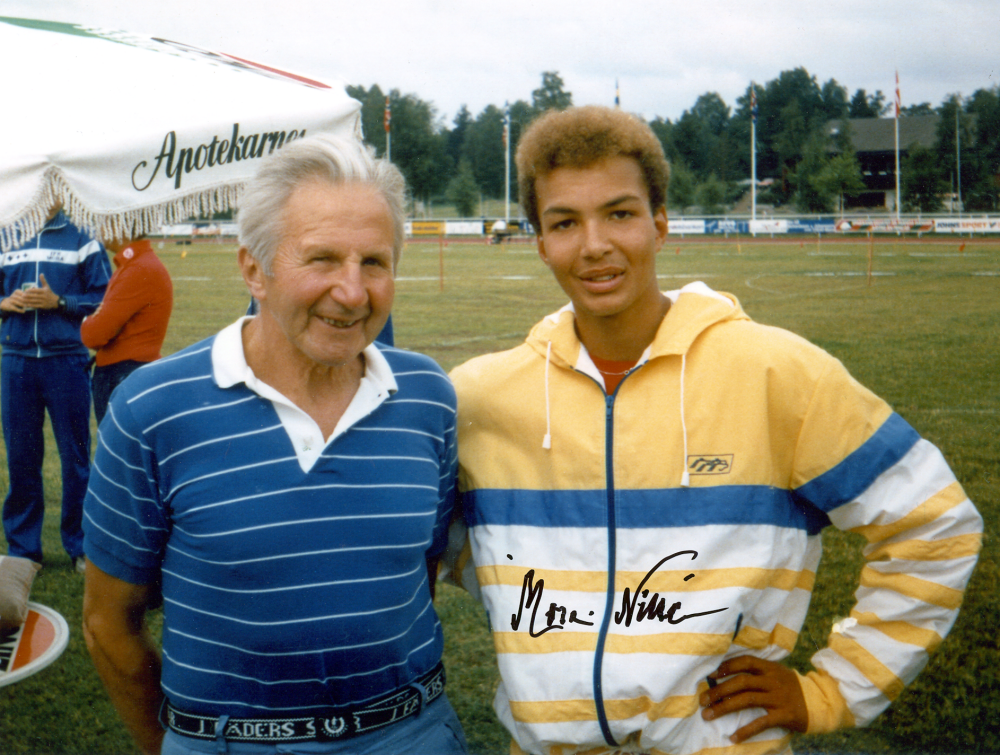 Stefan Öhrneman från Brottby SK blev Nordisk mästare i 8-kamp  P 16 vid tävlingar i Mora 29 - 30 juni 1985.  Här tillsammans med prisutdelaren Mora-Nisse Karlsson