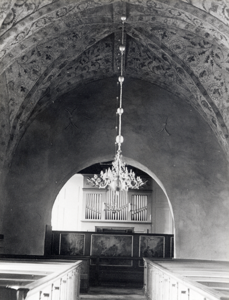 Interiör från Orkesta kyrka med kyrkans orgel.

Uppgift om fotoår saknas.